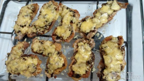 Рецепт: Отбивные из свинины с шампиньонами и сыром - по-домашнему Рецепт: Отбивные из свинины с шампиньонами и сыром - по-домашнему