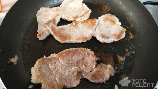 Рецепт: Отбивные из свинины с шампиньонами и сыром - по-домашнему Рецепт: Отбивные из свинины с шампиньонами и сыром - по-домашнему