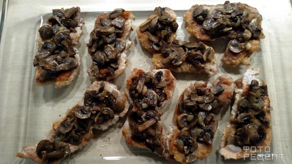 Рецепт: Отбивные из свинины с шампиньонами и сыром - по-домашнему Рецепт: Отбивные из свинины с шампиньонами и сыром - по-домашнему