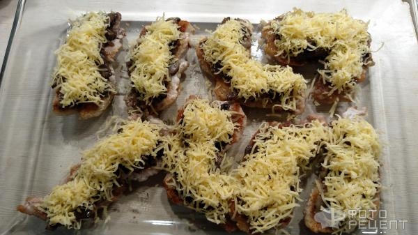 Рецепт: Отбивные из свинины с шампиньонами и сыром - по-домашнему Рецепт: Отбивные из свинины с шампиньонами и сыром - по-домашнему