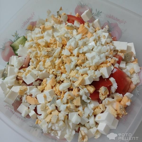 Рецепт: Овощной салат с сыром Фетакса - И с яйцом. А что ещё делать с пасхальными яйцами?)))