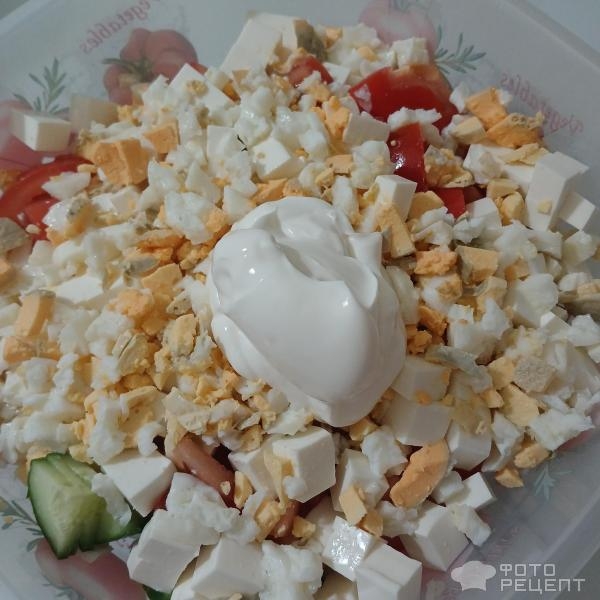 Рецепт: Овощной салат с сыром Фетакса - И с яйцом. А что ещё делать с пасхальными яйцами?)))