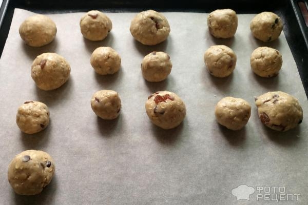 Рецепт: Овсяное печенье - с изюмом и шоколадом