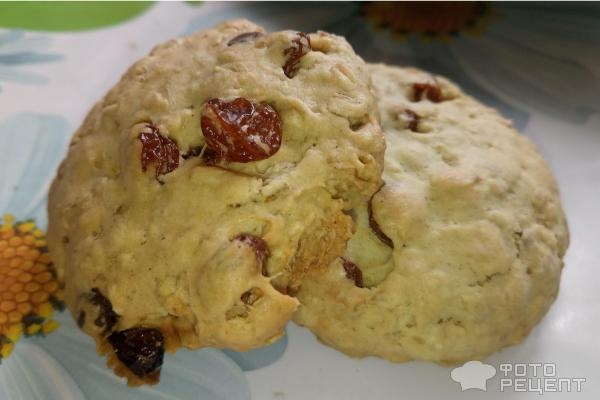 Рецепт: Овсяное печенье - с изюмом и шоколадом