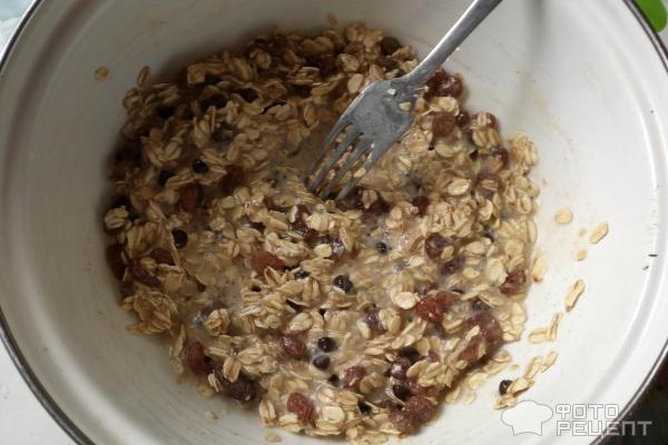 Рецепт: Овсяное печенье - с изюмом и шоколадом