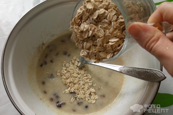 Рецепт: Овсяное печенье - с изюмом и шоколадом