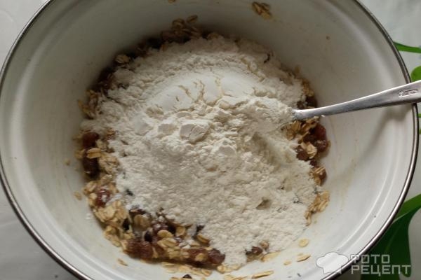 Рецепт: Овсяное печенье - с изюмом и шоколадом