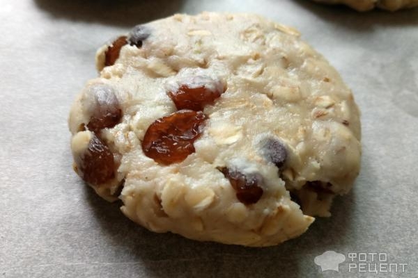 Рецепт: Овсяное печенье - с изюмом и шоколадом