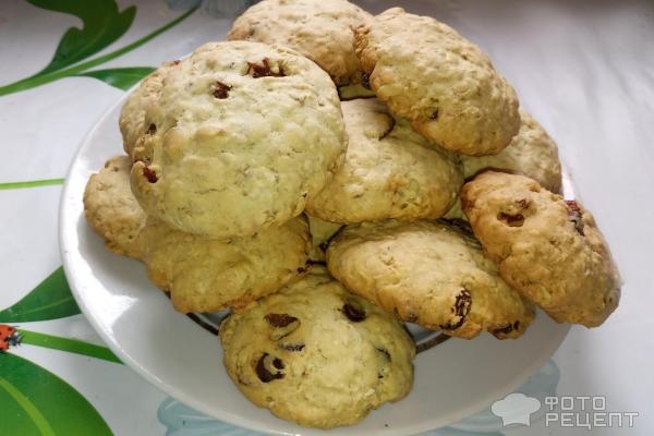 Рецепт: Овсяное печенье - с изюмом и шоколадом
