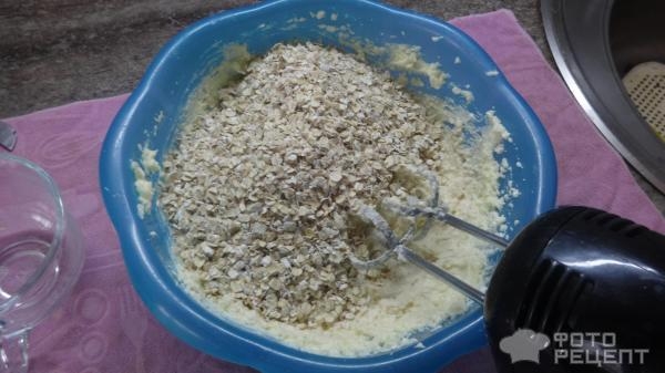 Рецепт: Овсяное печенье с орехами, изюмом и шоколадом - Очень вкусно и сытно.