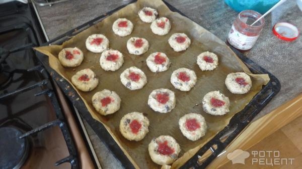 Рецепт: Овсяное печенье с орехами, изюмом и шоколадом - Очень вкусно и сытно.