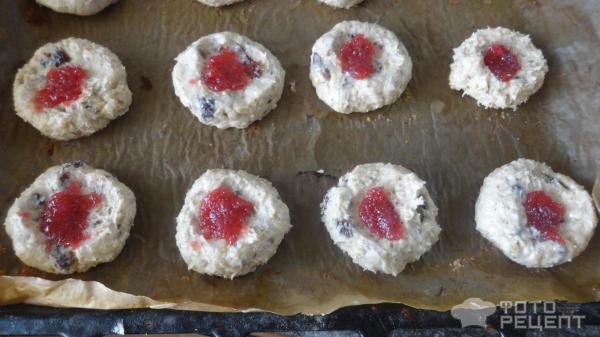 Рецепт: Овсяное печенье с орехами, изюмом и шоколадом - Очень вкусно и сытно.