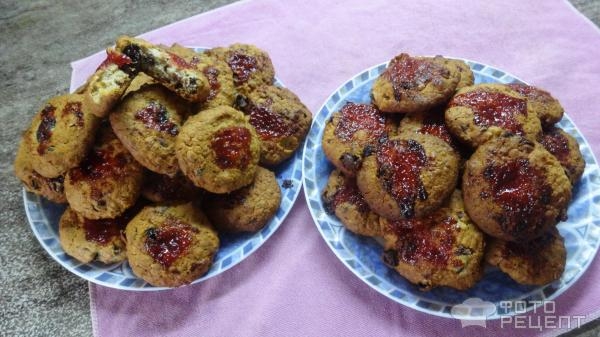 Рецепт: Овсяное печенье с орехами, изюмом и шоколадом - Очень вкусно и сытно.