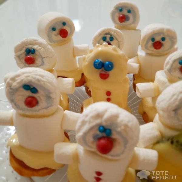 Рецепт: Печенье "Снеговик" - Новогодние десерты для детей. Как сделать снеговичка из маршмеллоу?