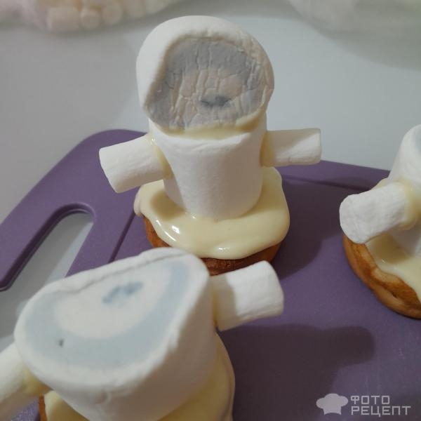 Рецепт: Печенье "Снеговик" - Новогодние десерты для детей. Как сделать снеговичка из маршмеллоу?