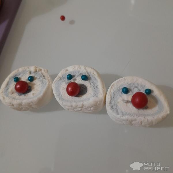 Рецепт: Печенье "Снеговик" - Новогодние десерты для детей. Как сделать снеговичка из маршмеллоу?