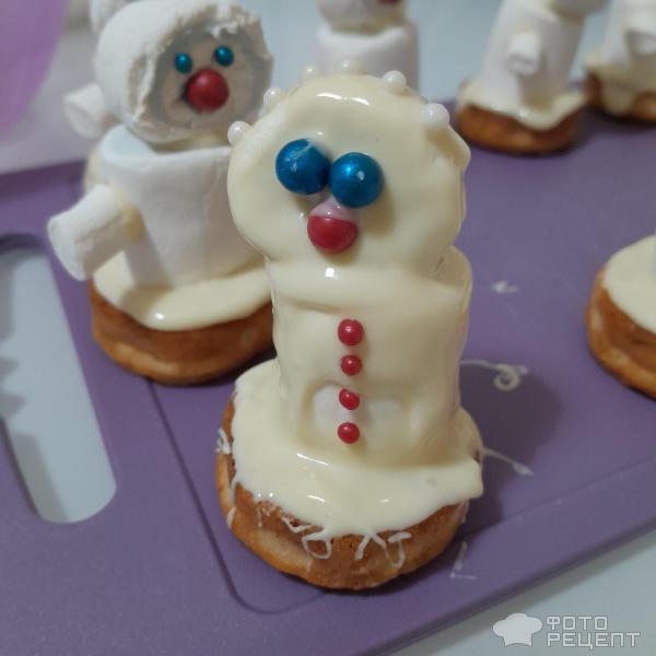 Рецепт: Печенье "Снеговик" - Новогодние десерты для детей. Как сделать снеговичка из маршмеллоу?