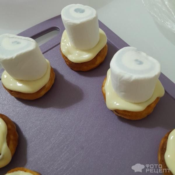 Рецепт: Печенье "Снеговик" - Новогодние десерты для детей. Как сделать снеговичка из маршмеллоу?