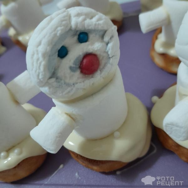 Рецепт: Печенье "Снеговик" - Новогодние десерты для детей. Как сделать снеговичка из маршмеллоу?