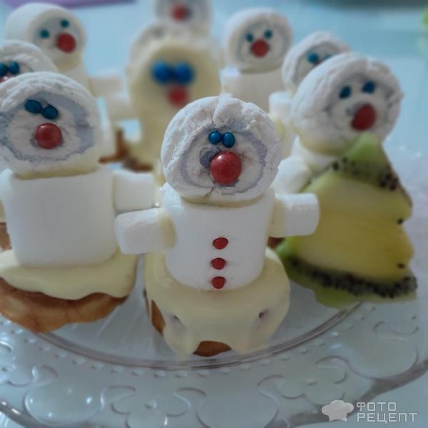 Рецепт: Печенье "Снеговик" - Новогодние десерты для детей. Как сделать снеговичка из маршмеллоу?