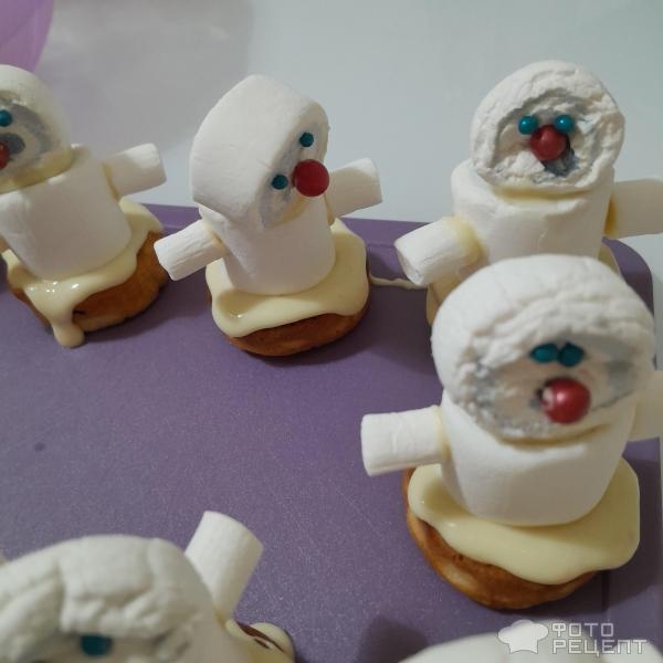 Рецепт: Печенье "Снеговик" - Новогодние десерты для детей. Как сделать снеговичка из маршмеллоу?