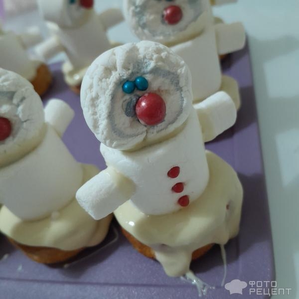 Рецепт: Печенье "Снеговик" - Новогодние десерты для детей. Как сделать снеговичка из маршмеллоу?