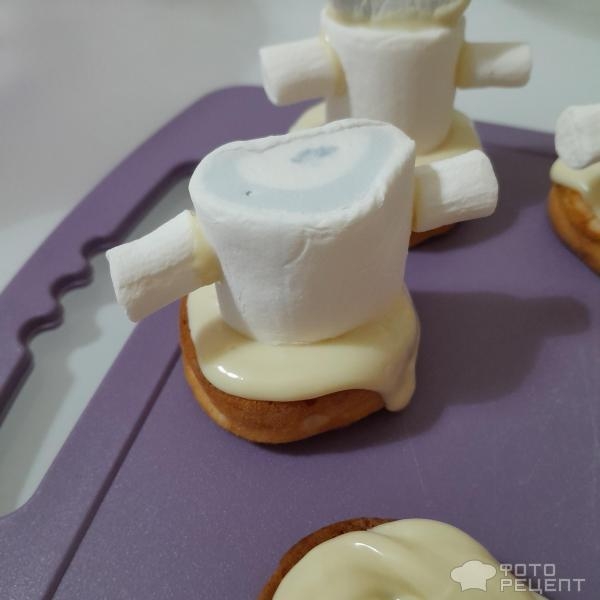 Рецепт: Печенье "Снеговик" - Новогодние десерты для детей. Как сделать снеговичка из маршмеллоу?