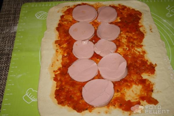 Рецепт: Пирог "Косичка" - из слоеного теста с колбасой и сыром