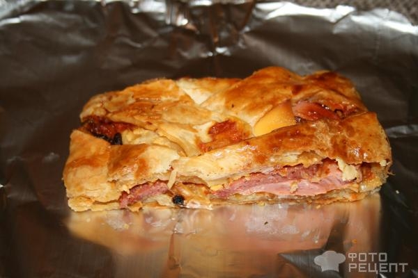 Рецепт: Пирог "Косичка" - из слоеного теста с колбасой и сыром