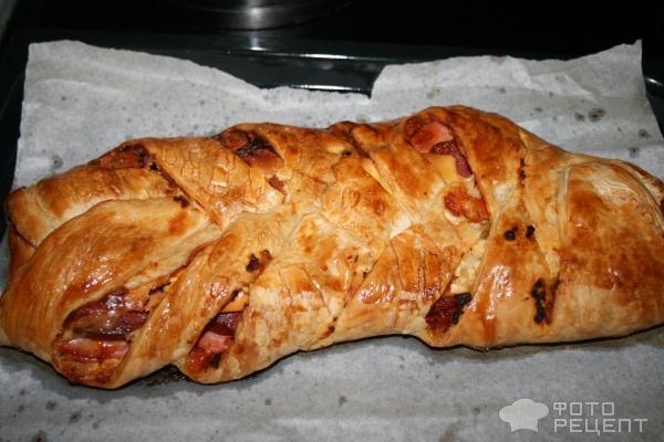 Рецепт: Пирог "Косичка" - из слоеного теста с колбасой и сыром