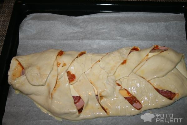 Рецепт: Пирог "Косичка" - из слоеного теста с колбасой и сыром