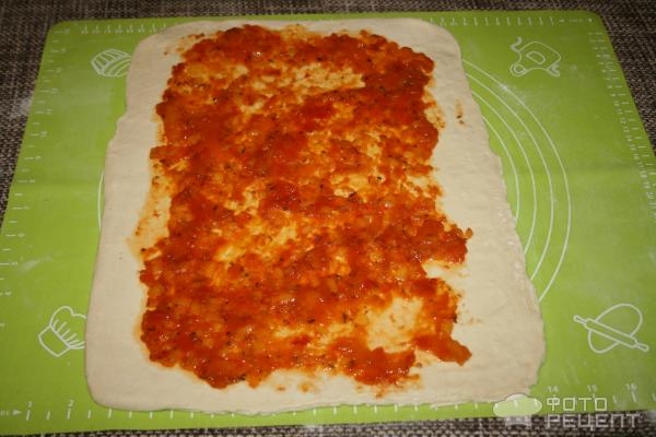 Рецепт: Пирог "Косичка" - из слоеного теста с колбасой и сыром