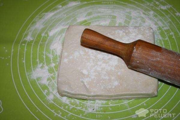 Рецепт: Пирог "Косичка" - из слоеного теста с колбасой и сыром