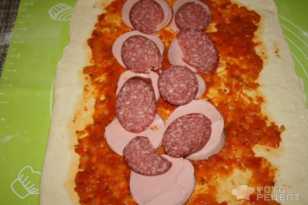 Рецепт: Пирог "Косичка" - из слоеного теста с колбасой и сыром