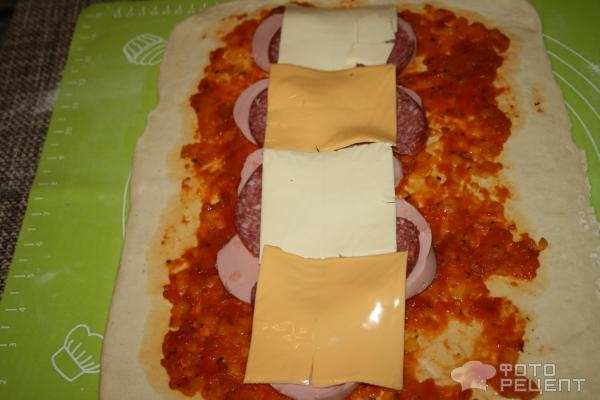 Рецепт: Пирог "Косичка" - из слоеного теста с колбасой и сыром