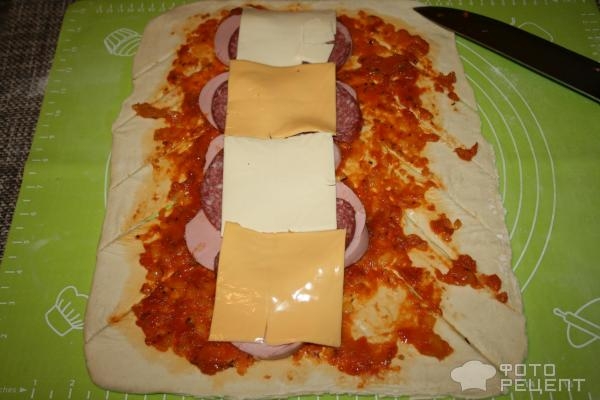 Рецепт: Пирог "Косичка" - из слоеного теста с колбасой и сыром