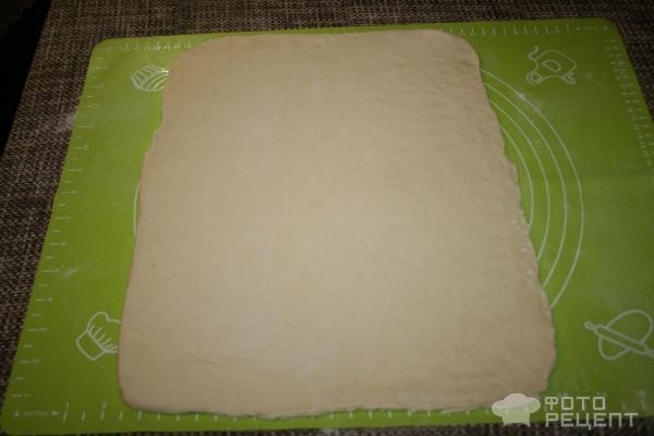 Рецепт: Пирог "Косичка" - из слоеного теста с колбасой и сыром