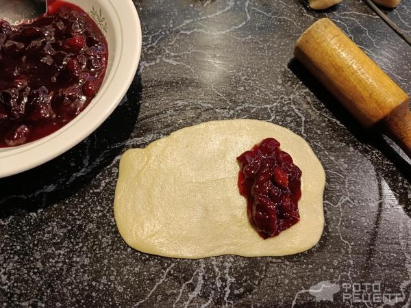 Рецепт: Пирожки с вишней - Вэрзэрэ - молдавские пирожки Рецепт: Пирожки с вишней - Вэрзэрэ - молдавские пирожки