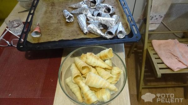 Рецепт: Пирожное из слоеного теста с кремом - быстрый десерт. Рецепт: Пирожное из слоеного теста с кремом - быстрый десерт.