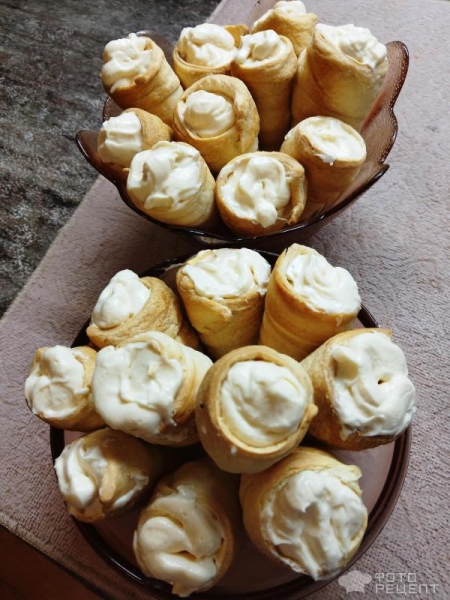 Рецепт: Пирожное из слоеного теста с кремом - быстрый десерт. Рецепт: Пирожное из слоеного теста с кремом - быстрый десерт.