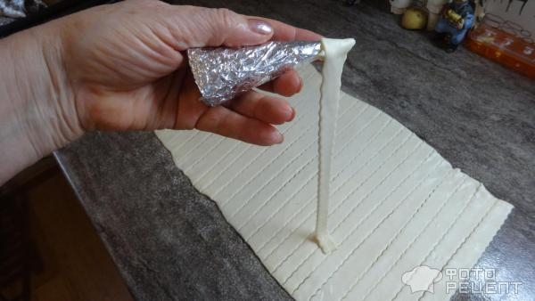 Рецепт: Пирожное из слоеного теста с кремом - быстрый десерт. Рецепт: Пирожное из слоеного теста с кремом - быстрый десерт.