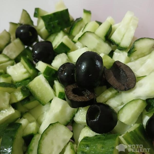 Рецепт: Порционный салат "Весенняя миниатюра" - Яркий весенний салатик с помидорами черри и маслинами в порционных салатниках. Рецепт: Порционный салат "Весенняя миниатюра" - Яркий весенний салатик с помидорами черри и маслинами в порционных салатниках.