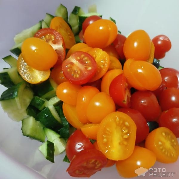 Рецепт: Порционный салат "Весенняя миниатюра" - Яркий весенний салатик с помидорами черри и маслинами в порционных салатниках. Рецепт: Порционный салат "Весенняя миниатюра" - Яркий весенний салатик с помидорами черри и маслинами в порционных салатниках.