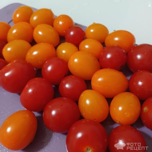 Рецепт: Порционный салат "Весенняя миниатюра" - Яркий весенний салатик с помидорами черри и маслинами в порционных салатниках. Рецепт: Порционный салат "Весенняя миниатюра" - Яркий весенний салатик с помидорами черри и маслинами в порционных салатниках.