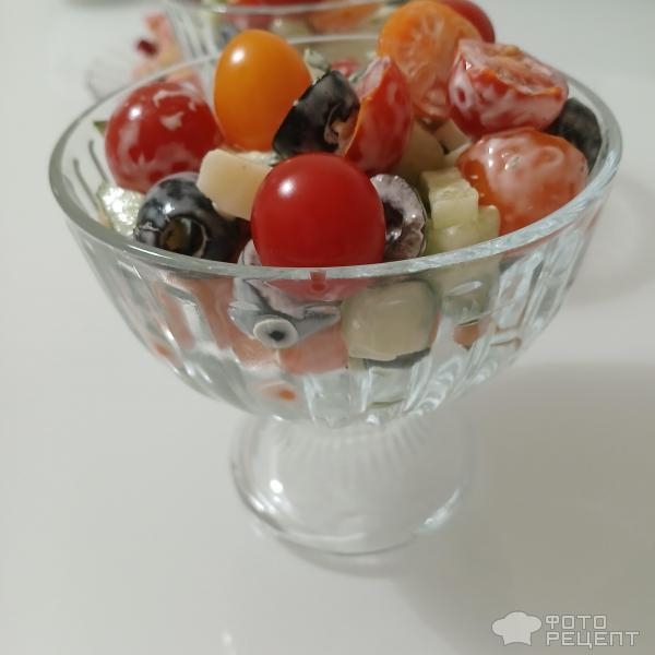 Рецепт: Порционный салат "Весенняя миниатюра" - Яркий весенний салатик с помидорами черри и маслинами в порционных салатниках. Рецепт: Порционный салат "Весенняя миниатюра" - Яркий весенний салатик с помидорами черри и маслинами в порционных салатниках.