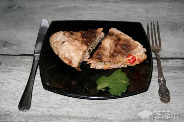 Рецепт: Простой пирог из лаваша на сковороде - с овощами и колбасой