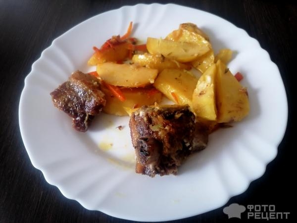 Рецепт: Ребрышки в духовке с картофелем - , луком и морковью Рецепт: Ребрышки в духовке с картофелем - , луком и морковью