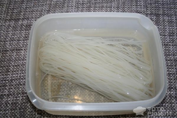 Рецепт: Рисовая лапша Пад Тай - С креветками и листьями зеленого салата