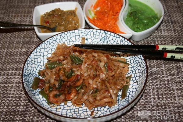 Рецепт: Рисовая лапша Пад Тай - С креветками и листьями зеленого салата