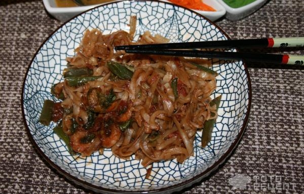 Рецепт: Рисовая лапша Пад Тай - С креветками и листьями зеленого салата